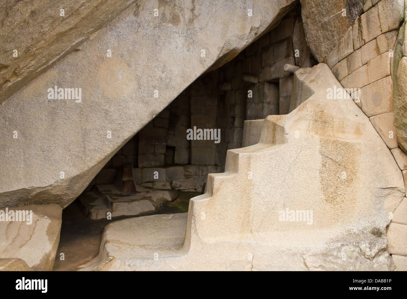 Libre d'escalier, cave et pierres sculptées la tombe royale, l'aristocratie de sépulture situé sous le Temple du Soleil, le Machu Picchu, Pérou. Banque D'Images