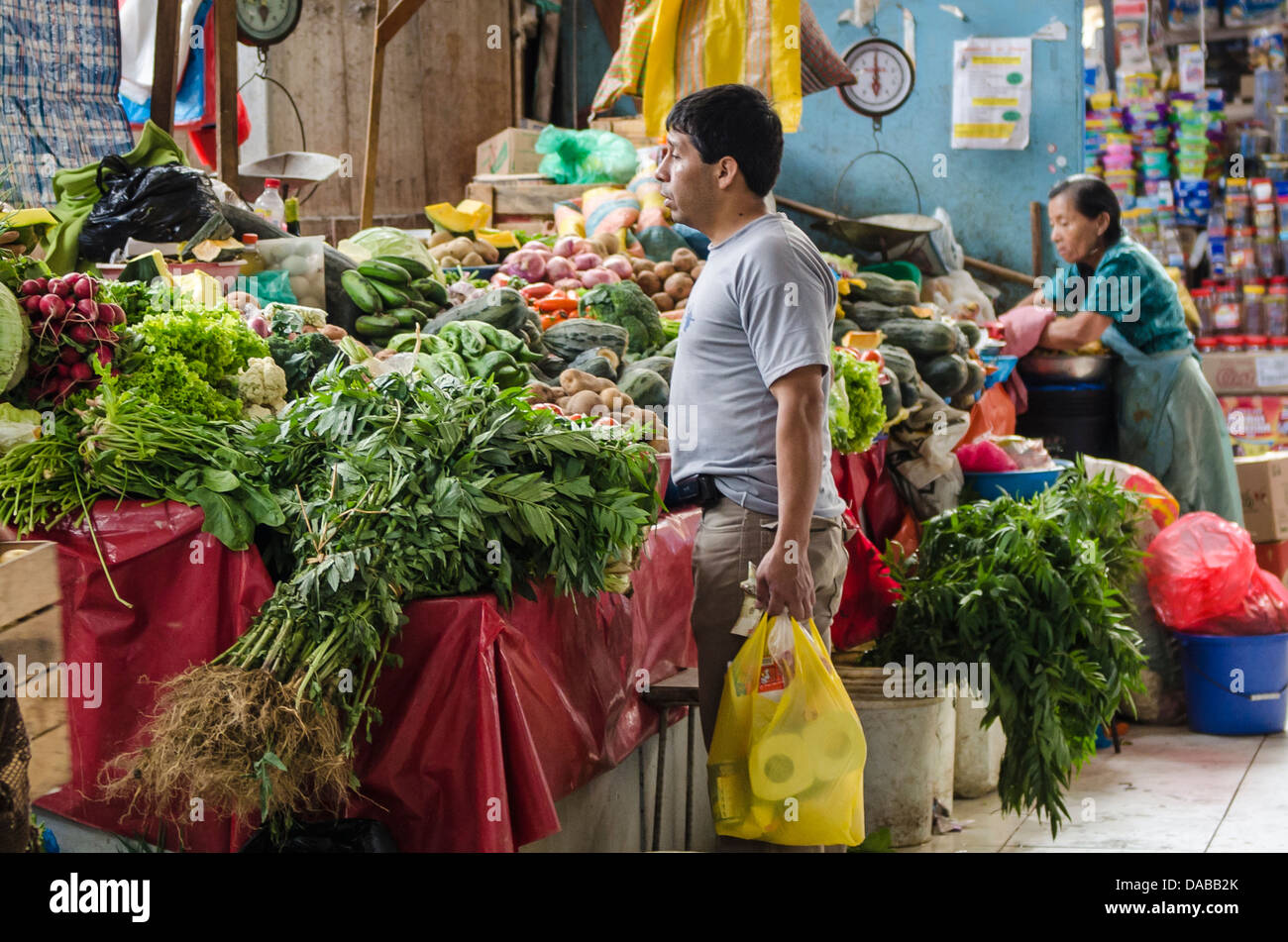 Légumes verts frais produire cale boutiques shopping dans le marché local du marché central à Chiclayo, Pérou. Banque D'Images