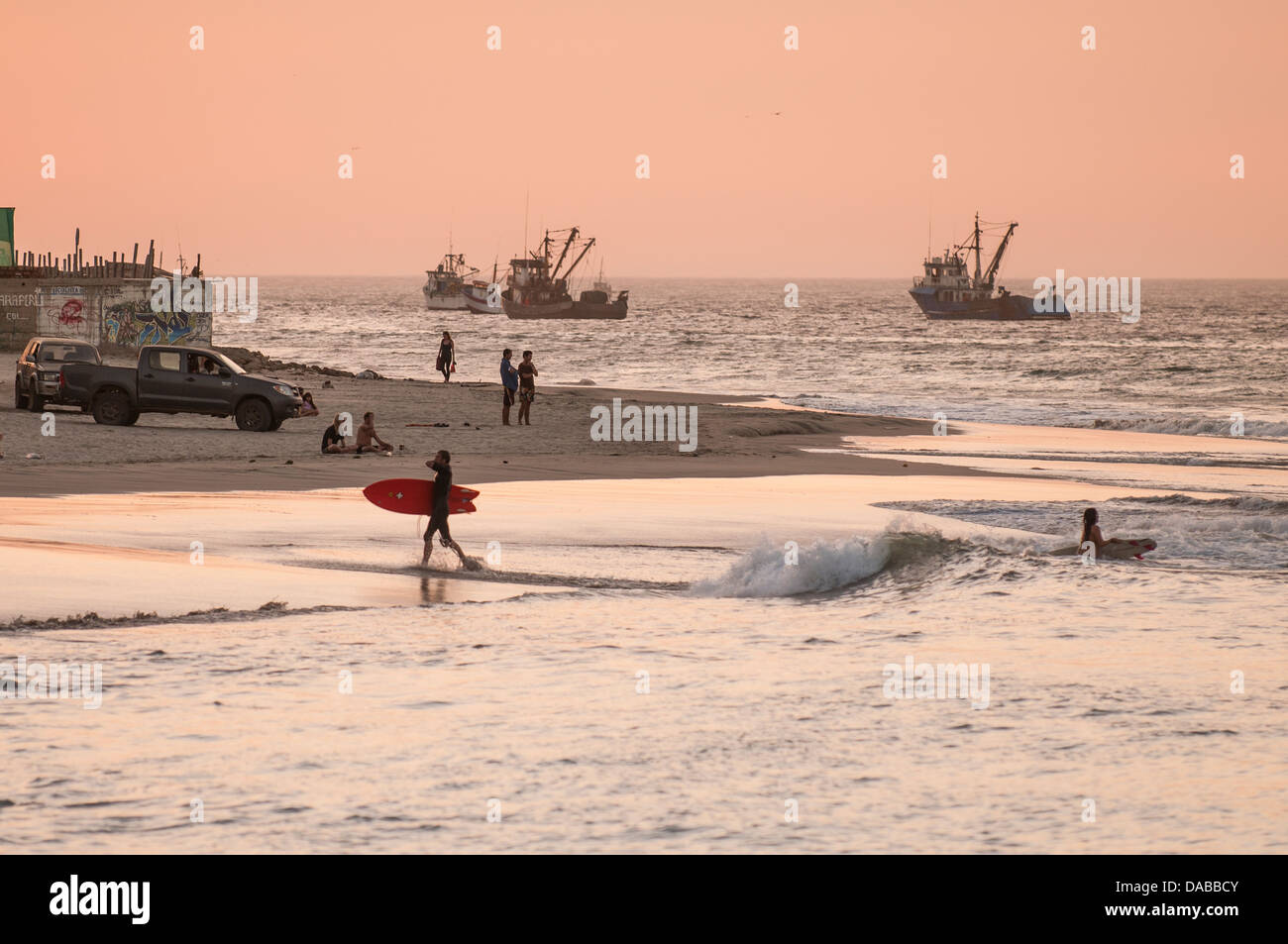 Avec des planches de surf surf au coucher du soleil sur la plage de Mancora, Pérou. Banque D'Images