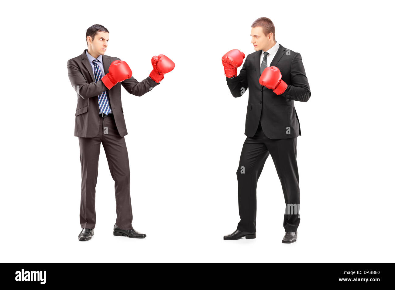 Portrait de deux hommes d'avoir un combat avec des gants de boxe Banque D'Images