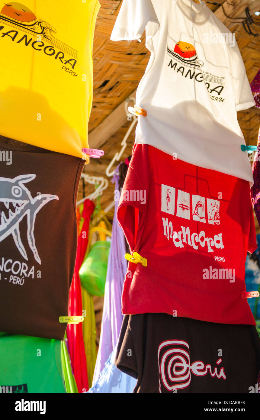Souvenirs t shirts shirt vêtements vêtements dans le marché local à Mancora, Pérou. Banque D'Images
