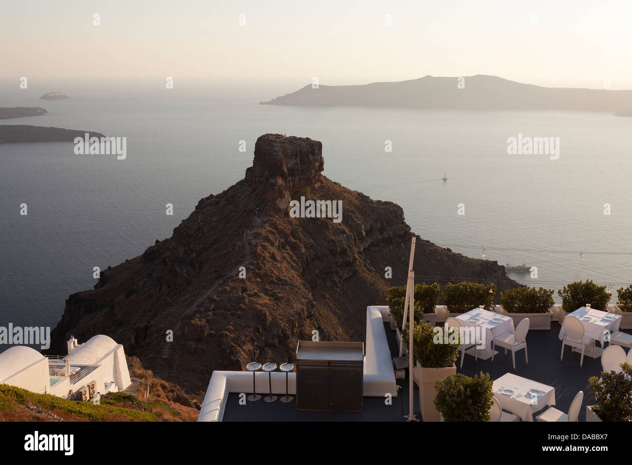 [Vue de Skaros Rock] de Imerovigli, Santorini, Grèce Banque D'Images
