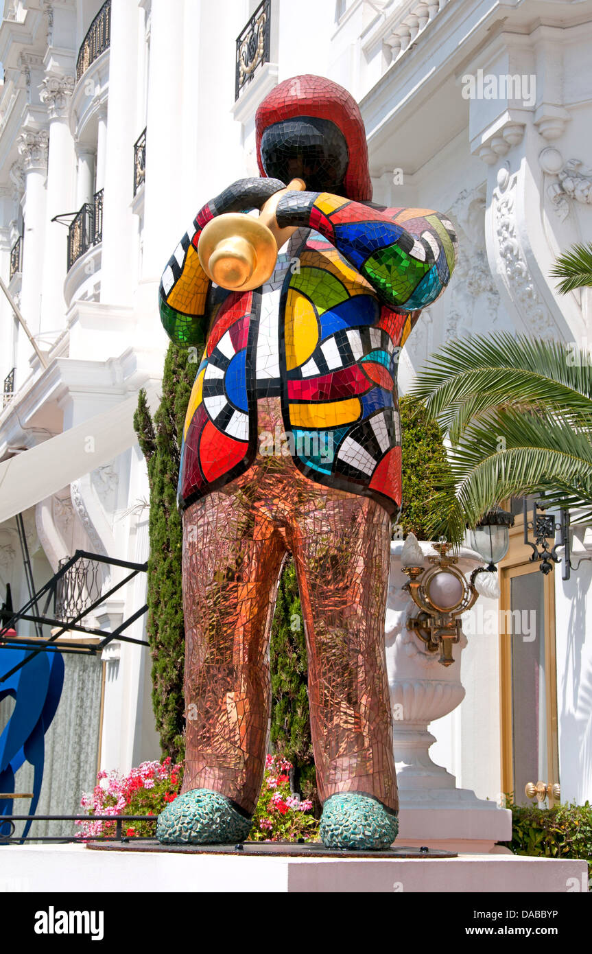 Statue de Niki de Saint Phalle Hôtel Negresco Nice Promenade des Anglais French Riviera Cote d'Azur France Banque D'Images