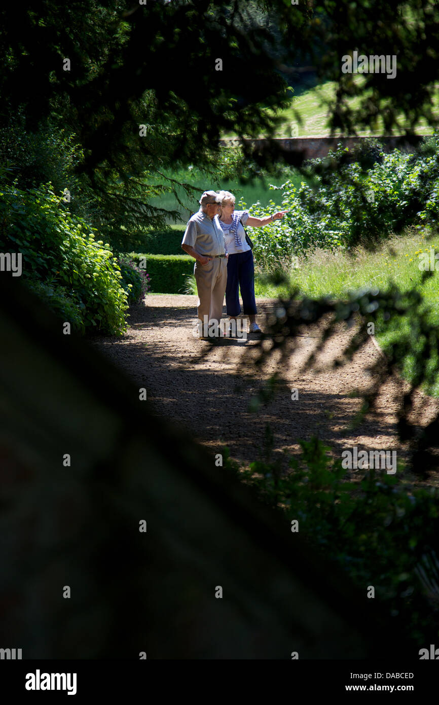 Couple de retraités à Upton House, propriété du National Trust dans le Warwickshire Banque D'Images
