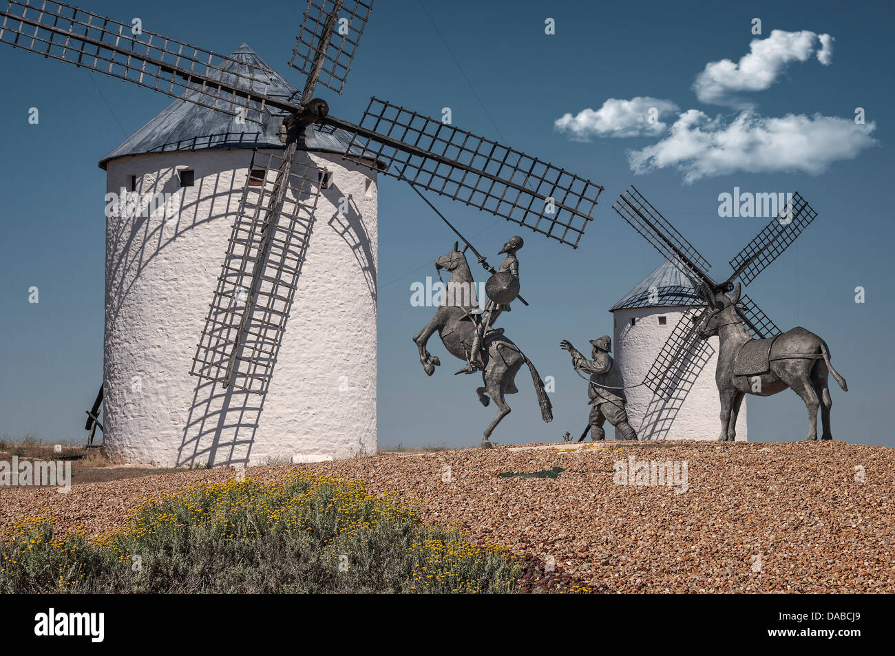 Moulin et statue de Don Quichotte sur son cheval Rocinante et Sancho Panza à Campo de Criptana, Castilla la Mancha, Espagne. Banque D'Images