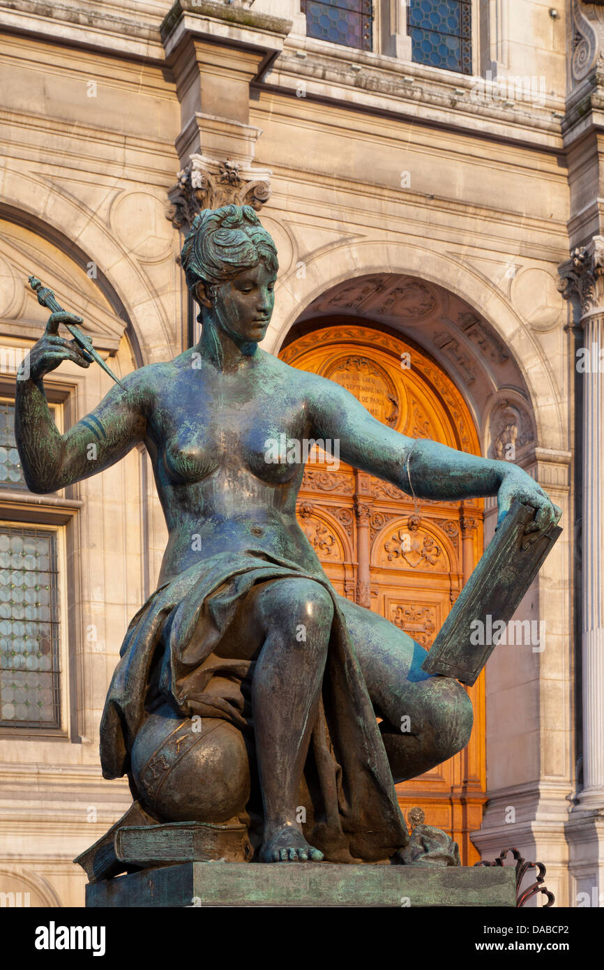 Statue allégorique représentant "science" par Jules Blanchard se dresse devant l'Hôtel de Ville, Paris France Banque D'Images