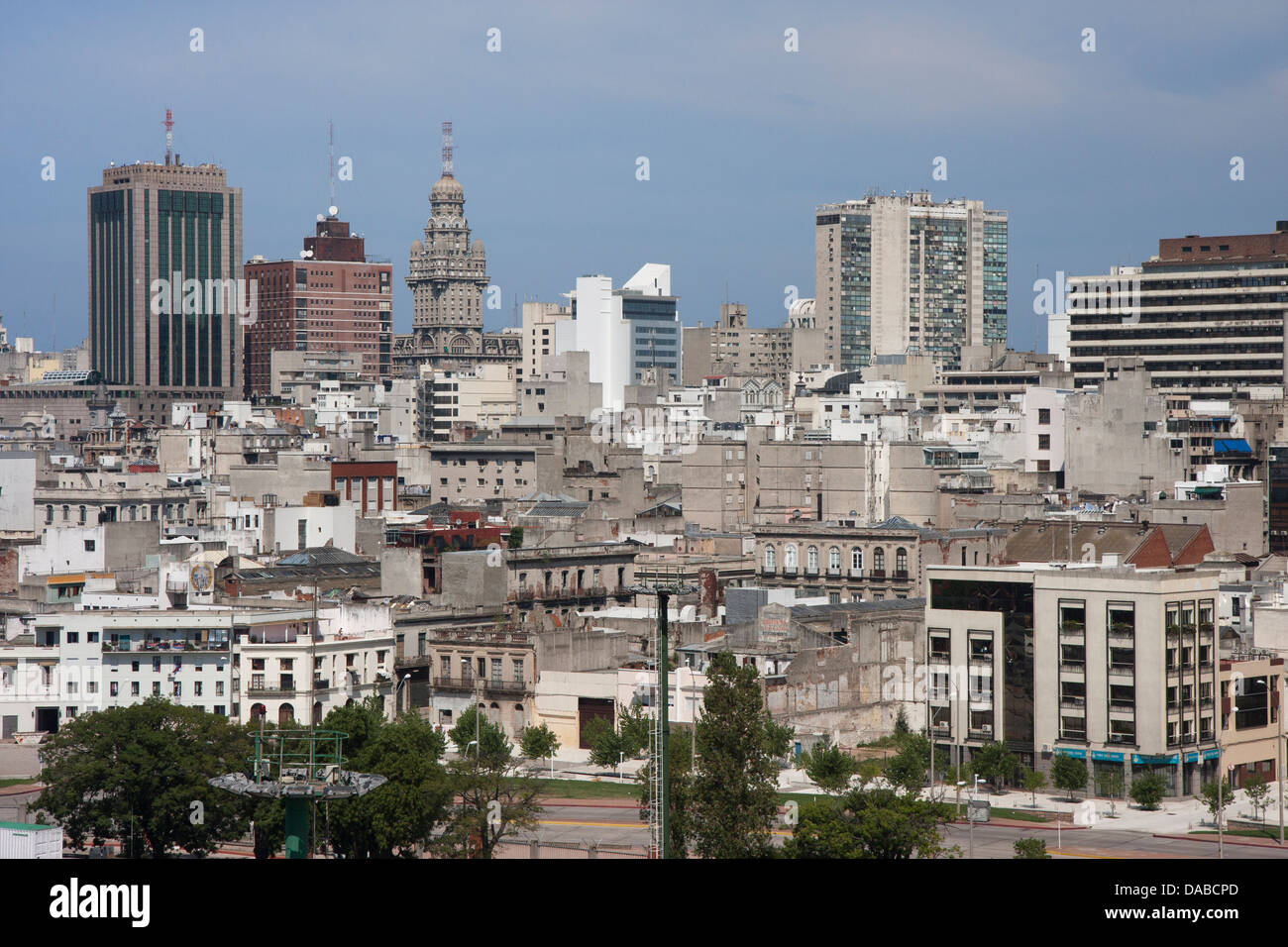 Skyline de Montevideo vu du port Banque D'Images