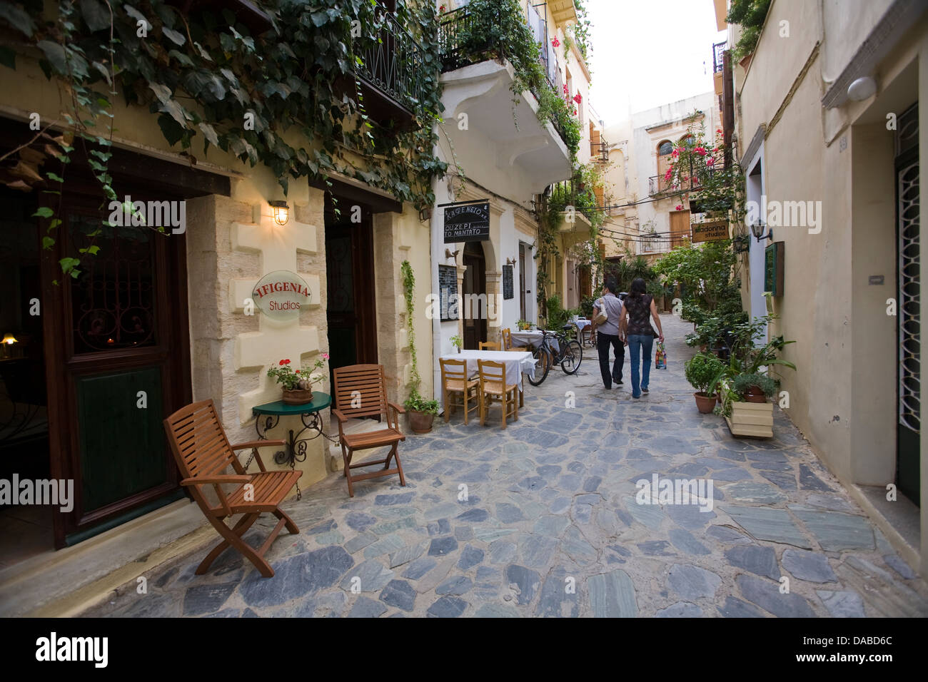 Un labyrinthe de ruelles en pierre vent vers le bas pour le vieux port vénitien de La Canée, Crète, Grèce. Banque D'Images