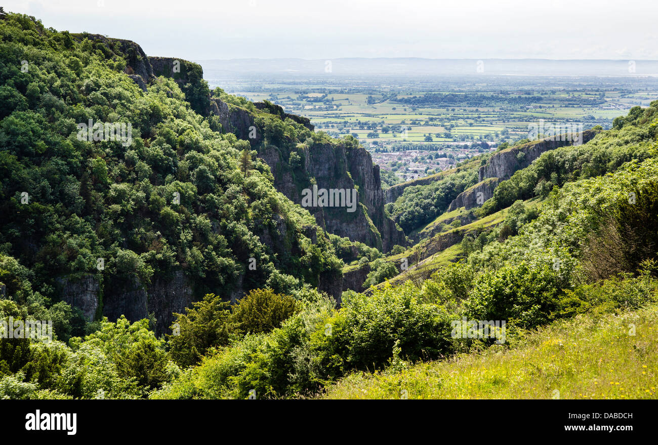 Entrée de la Gorge de Cheddar dans les collines de Mendip, surplombant le village de Cheddar et les niveaux d'Somserset Banque D'Images