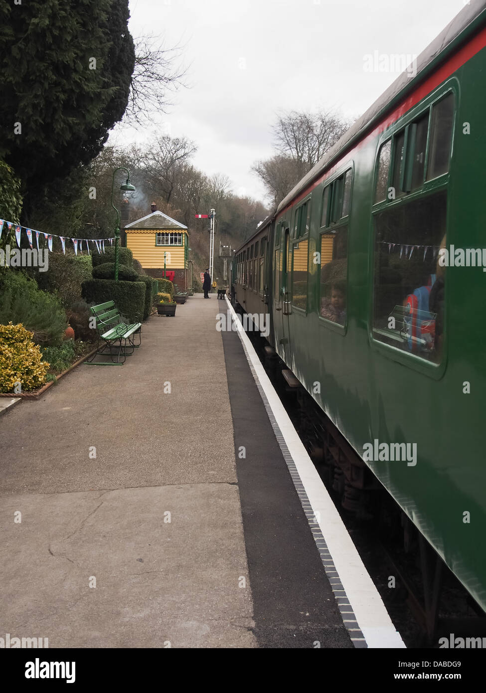 British rail porte sur un slam chariots plate-forme rail station Banque D'Images