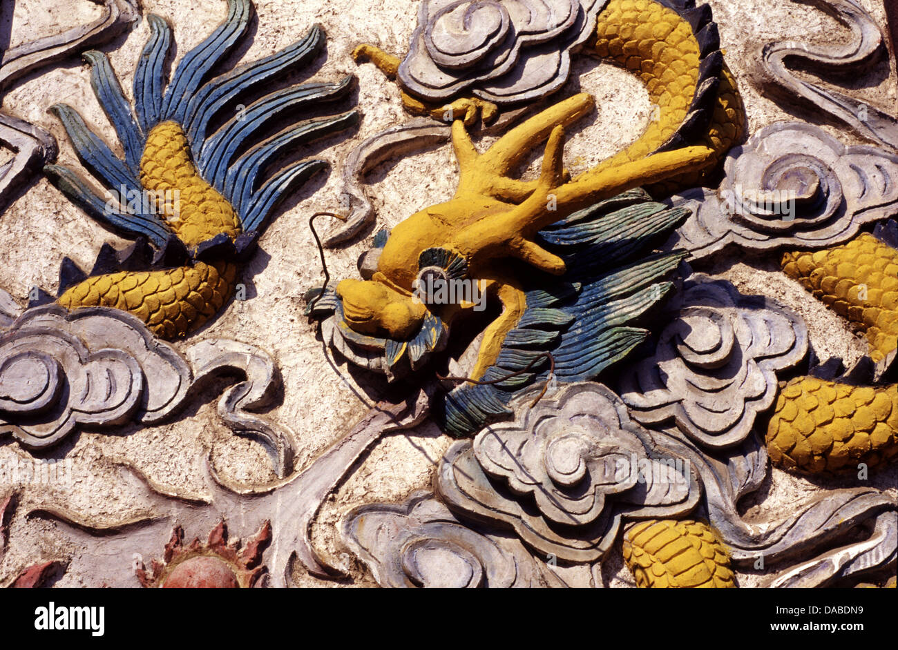 Dragon mythique sculpté et phénix sur un mur dans le temple Xuandu si situé sur le mont Heng dans le comté de Hengshan, Hunan, Chine Banque D'Images