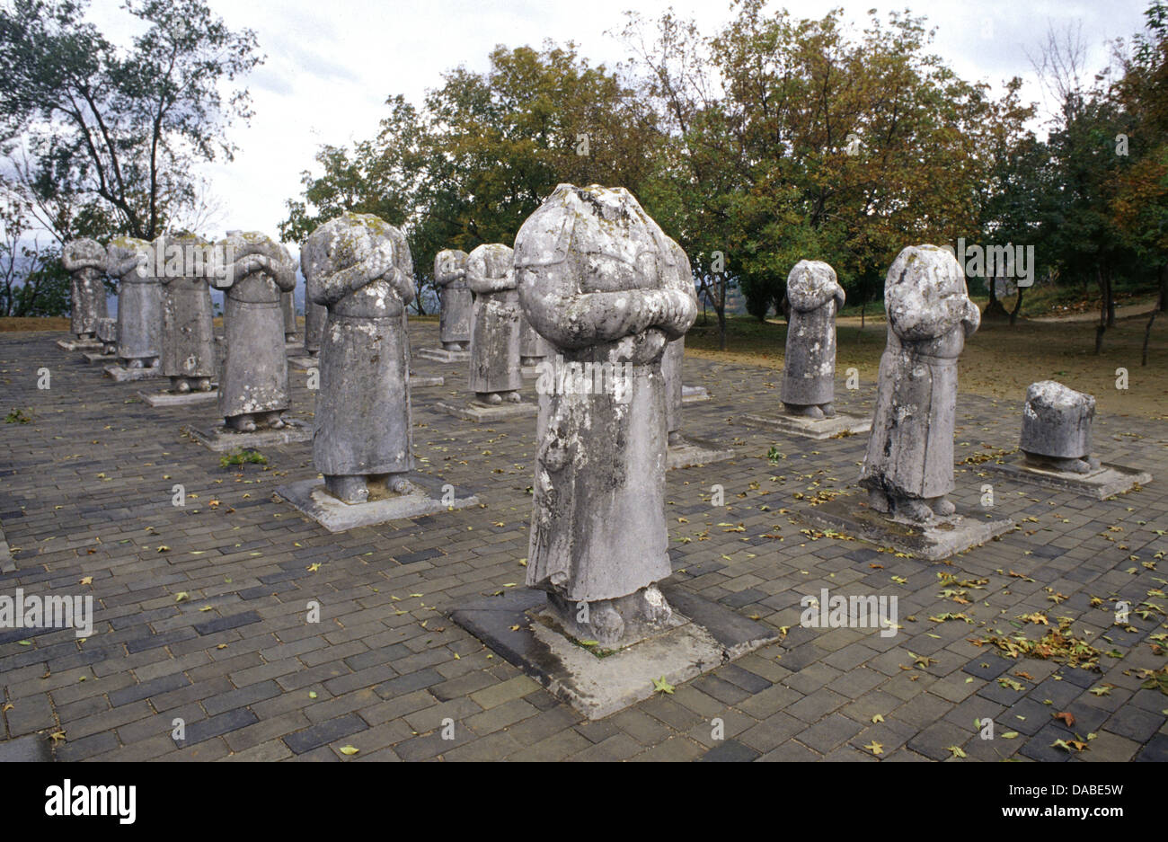 Statues en pierre d'ambassadeurs étrangers maintenant sans tête de la dynastie Tang exposées au mausolée Qianling qui sert de tombeau commun à l'empereur Gaozong des Tang, Li Zhi (628-683 AD), et l'impératrice Wu Zetian (624-705 AD) situé à environ 6 km au nord du comté de Qian dans la province de Shaanxi, sur le mont Liangshan en Chine Banque D'Images