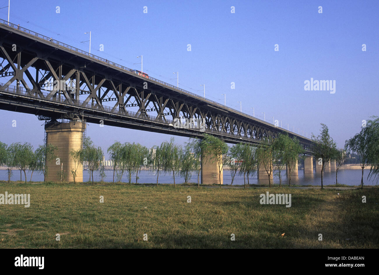 La terrasse double truss road Wuhan Yangtze grand pont sur la rivière Yangtze dans la province de Hubei Wuhan Chine Banque D'Images