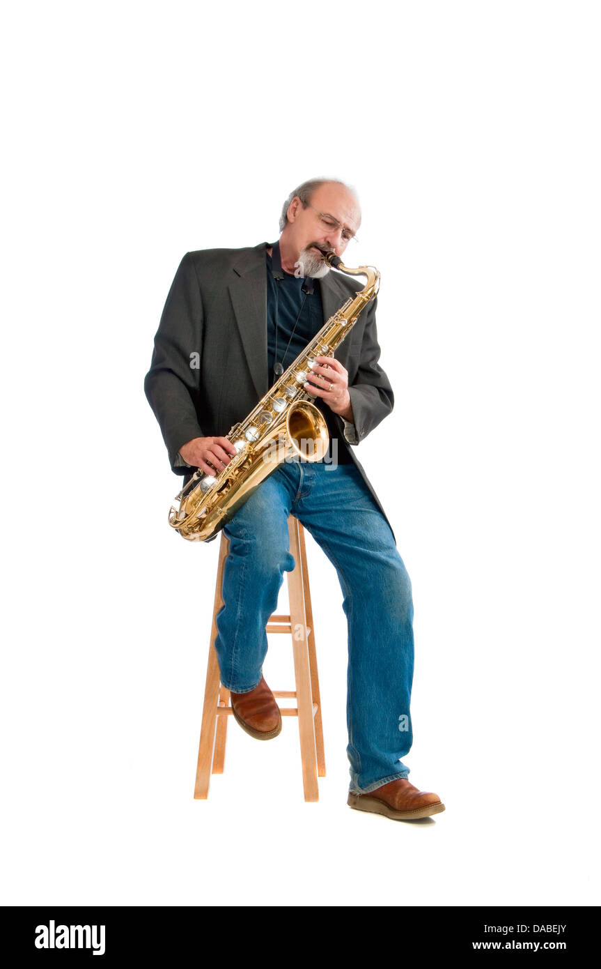Mâle adulte de la lecture d'un saxophone ténor en position assise isolé sur blanc pur. Banque D'Images