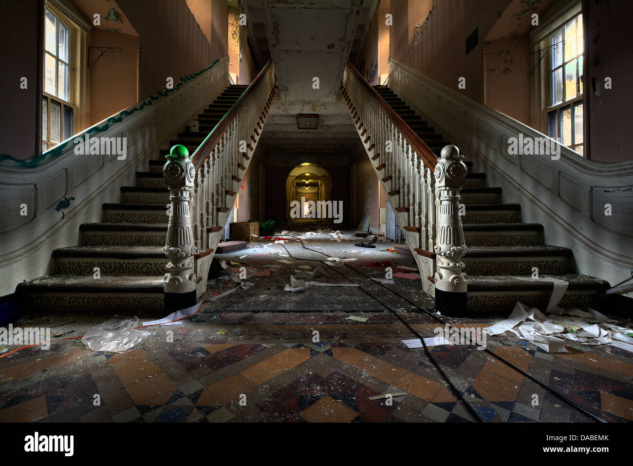 Entrée principale escaliers à l'intérieur de l'Hôpital psychiatrique de Greystone abandonnés Banque D'Images