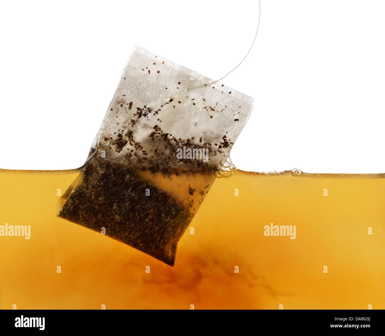Sachet de thé dans l'eau sur fond blanc Banque D'Images