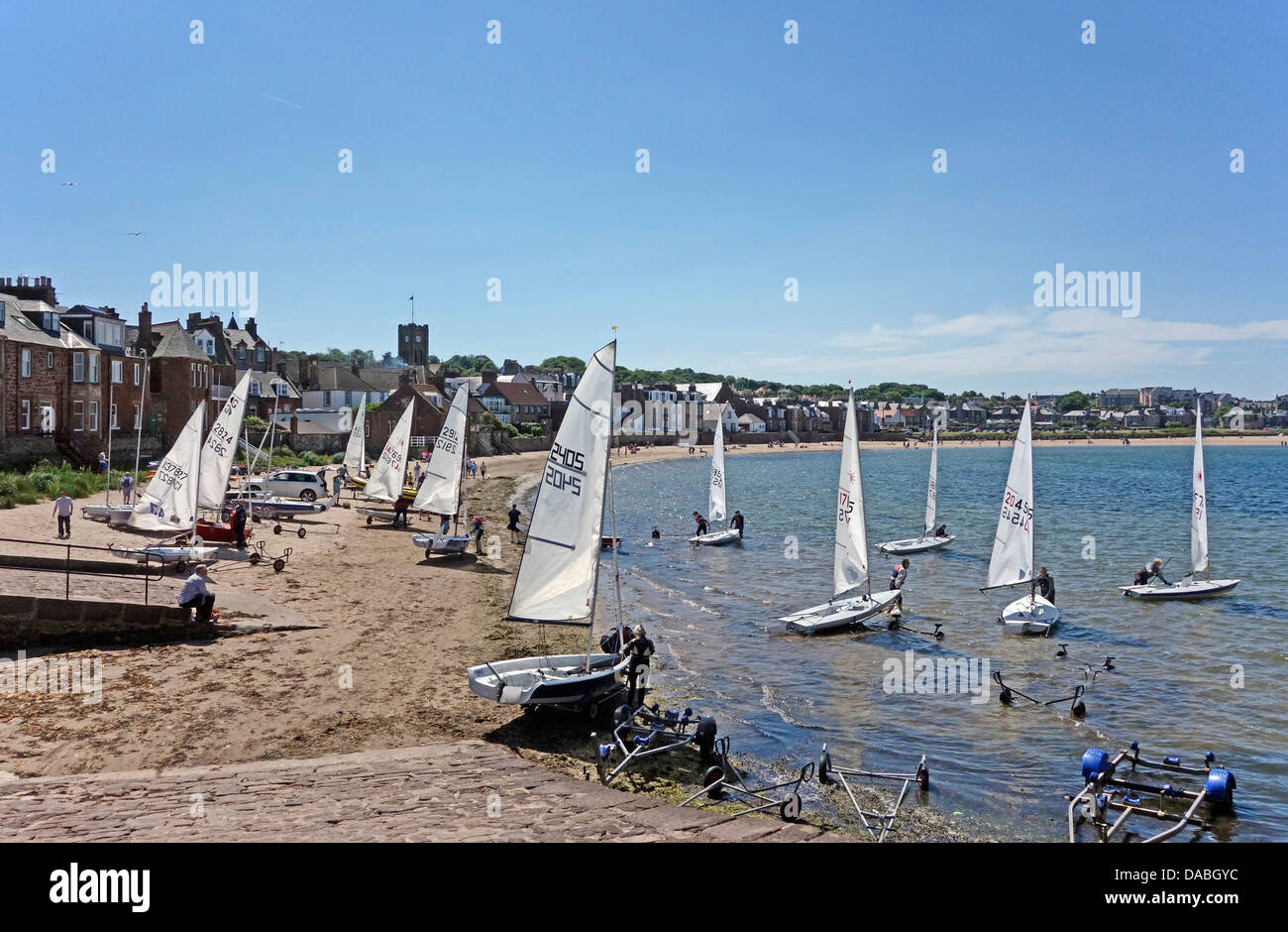 La plage ouest, à North Berwick en Écosse avec des bateaux à voile prépare à lancer dans le Firth of Forth Banque D'Images