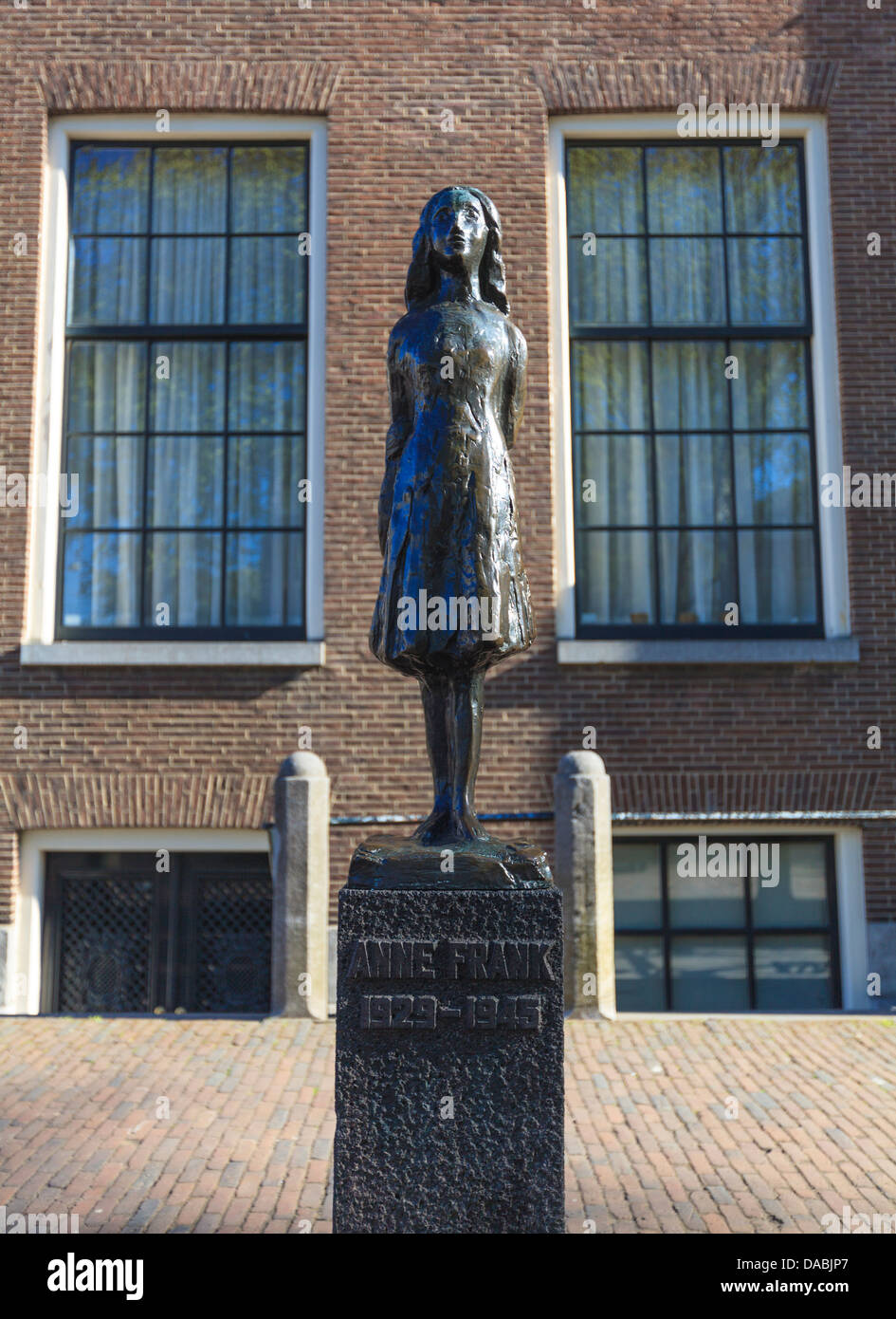 Statue d'Anne Frank en dehors de Westerkerk, près de sa maison, Amsterdam, Pays-Bas, Europe Banque D'Images