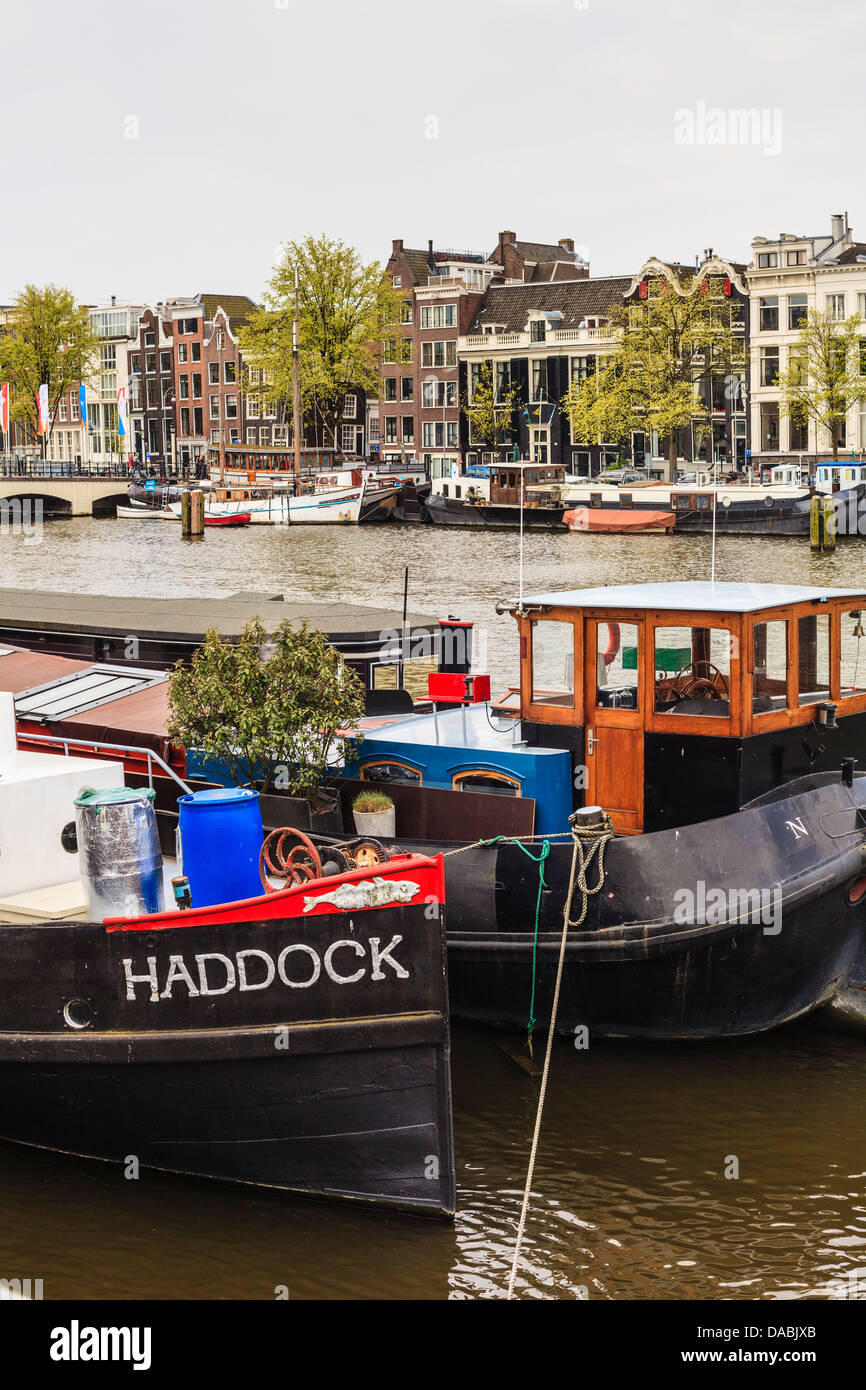 Péniches sur le fleuve Amstel, Amsterdam, Pays-Bas, Europe Banque D'Images