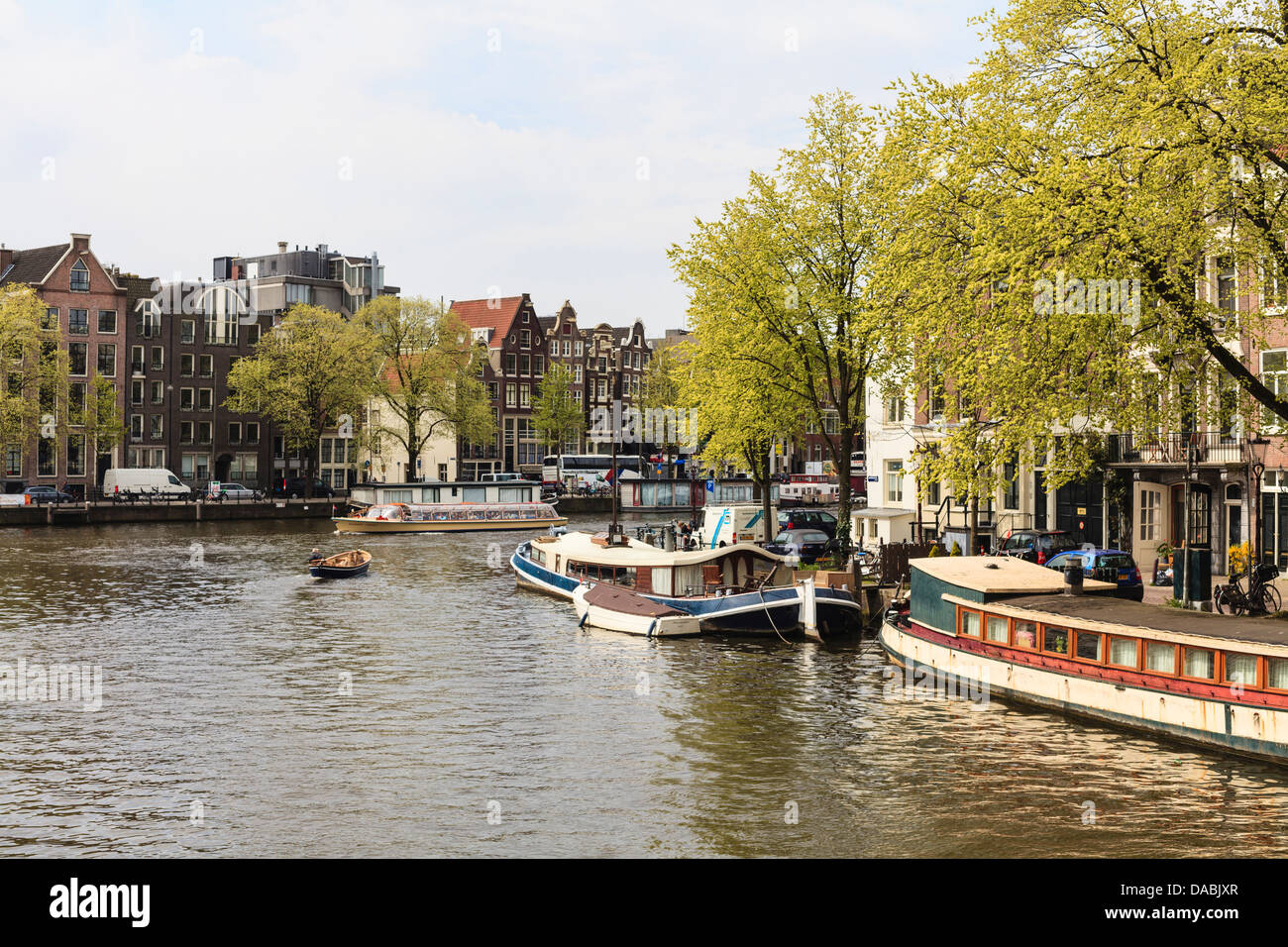 Péniches sur le fleuve Amstel, Amsterdam, Pays-Bas, Europe Banque D'Images