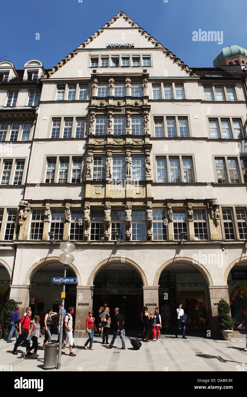 L'Hirmer store sur Kaufingerstrasse, la principale rue commerçante, au centre de Munich, Bavaria, Germany, Europe Banque D'Images