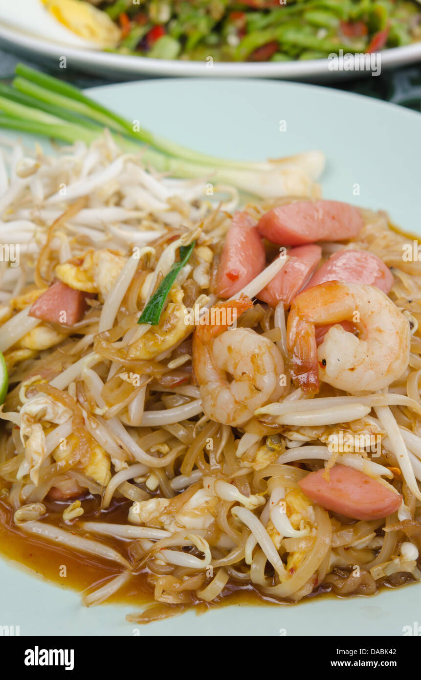 Nouilles sautées aux crevettes , saucisse , l'oeuf et de légumes frais , style de la nourriture asiatique Banque D'Images
