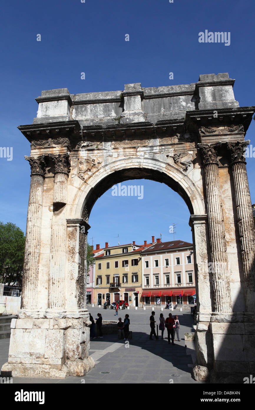 Arche du Sergii, érigés après la bataille d'Actium, datant de 27 avant J.-C., un arc de triomphe romain, Pula, Istrie, Croatie, Europe Banque D'Images