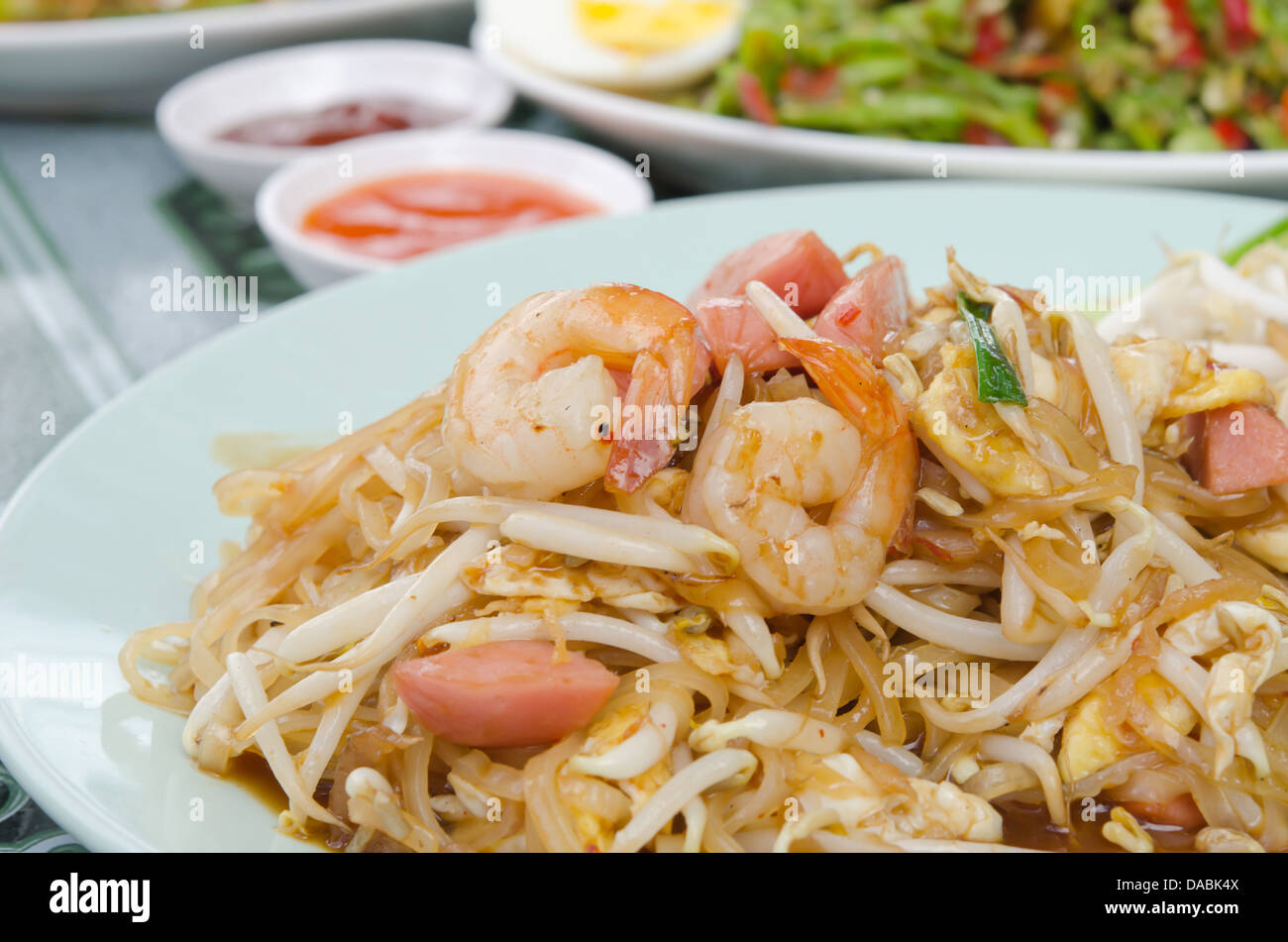 Pad Thaï nouilles sautées est aux crevettes, saucisse , légume , et oeufs Banque D'Images