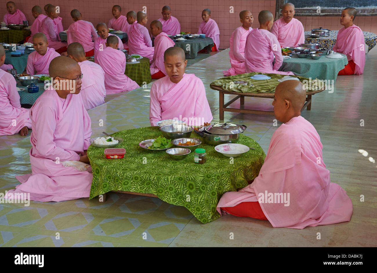 Les nonnes au déjeuner, Yangon (Rangoon), le Myanmar (Birmanie), l'Asie Banque D'Images