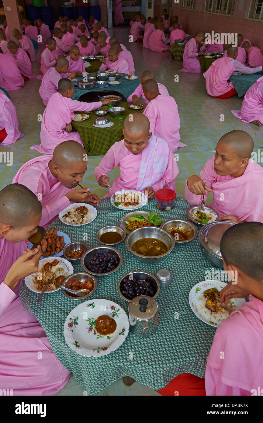 Les nonnes au déjeuner, Yangon (Rangoon), le Myanmar (Birmanie), l'Asie Banque D'Images