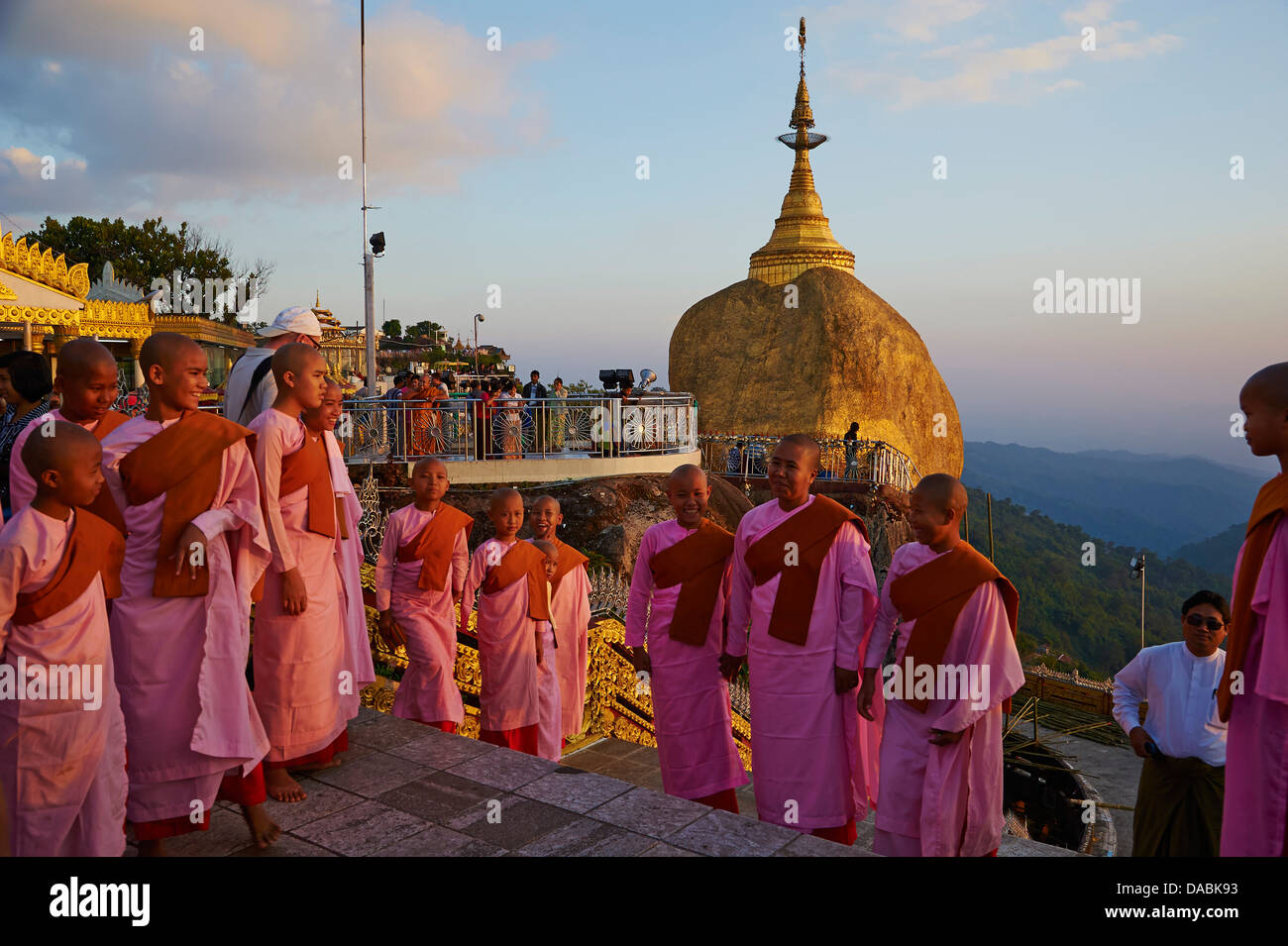Moniales en pèlerinage, Kyaiktiyo Golden Rock, l'État Môn, Myanmar (Birmanie), l'Asie Banque D'Images
