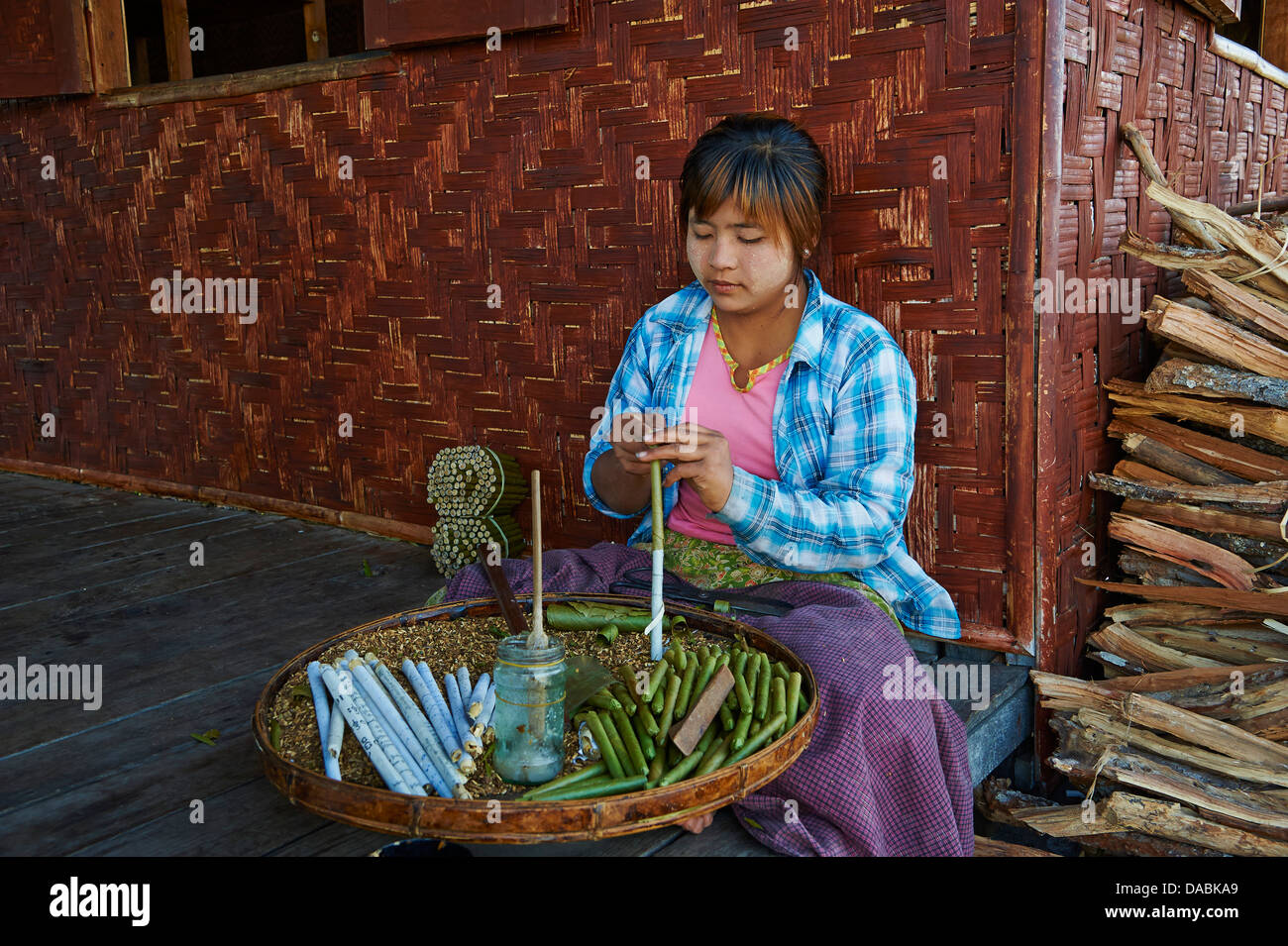 Femme birmane la fabrication des cigares, Nampan village, lac Inle, l'État de Shan, Myanmar (Birmanie), l'Asie Banque D'Images