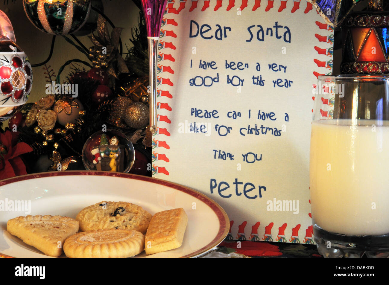 Cher Père Noël lettre avec du lait et des cookies en vertu de l'arbre de Noël. Banque D'Images