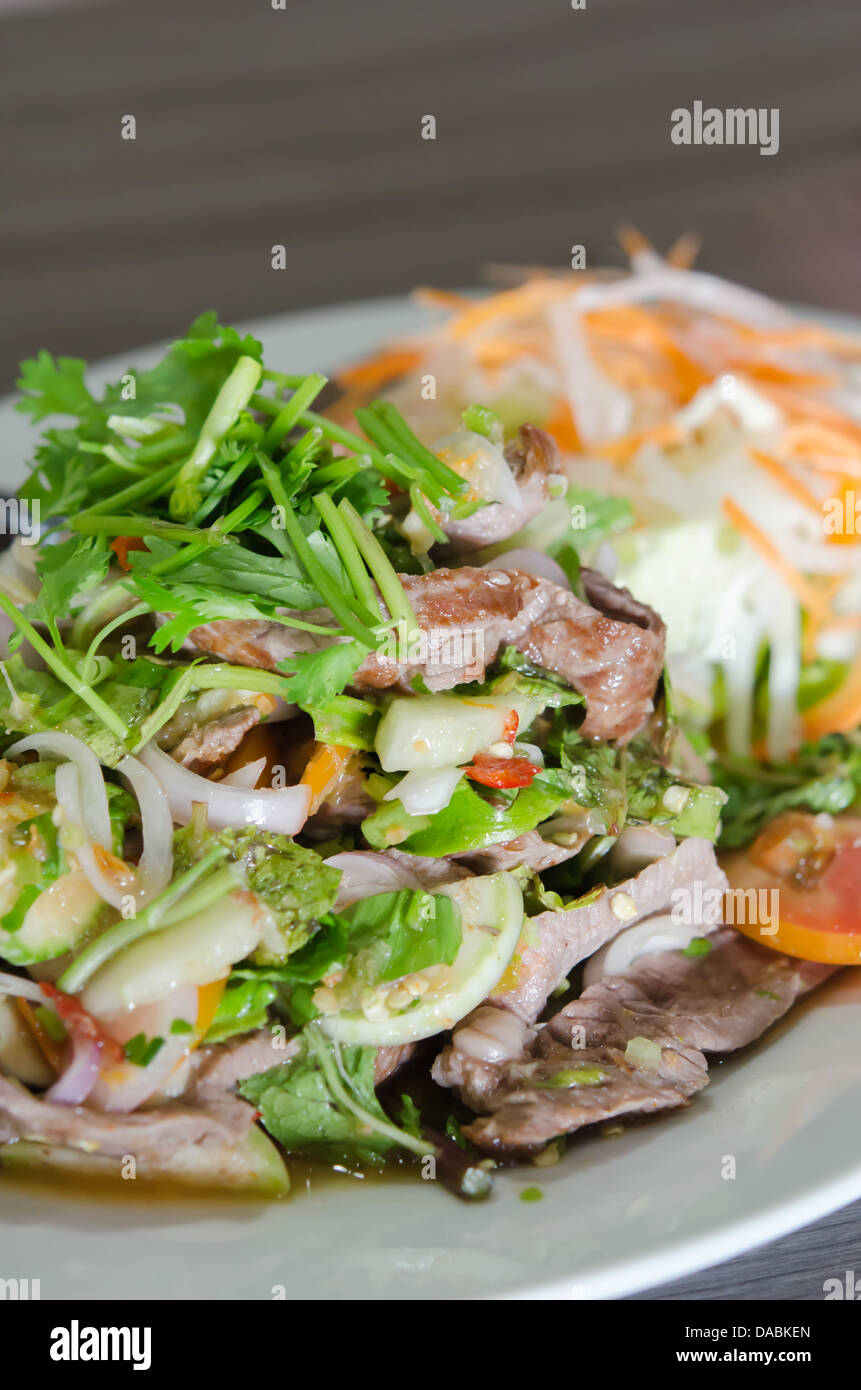 Close up épicé salade de boeuf grillé servi avec légumes frais , salade épicée Thaï Banque D'Images