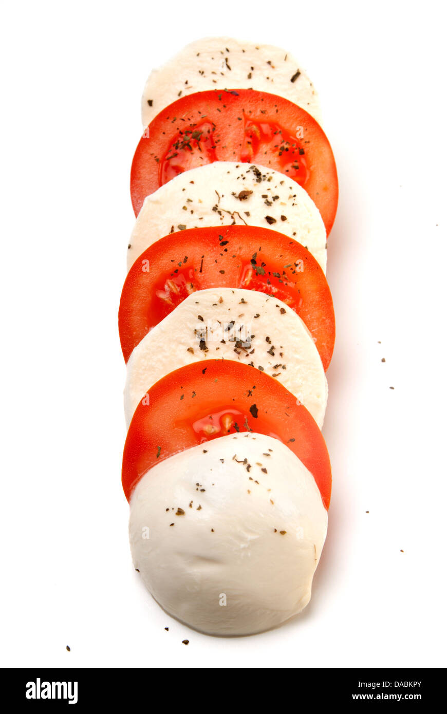 Fromage Mozzarella avec des tomates sur fond blanc Banque D'Images