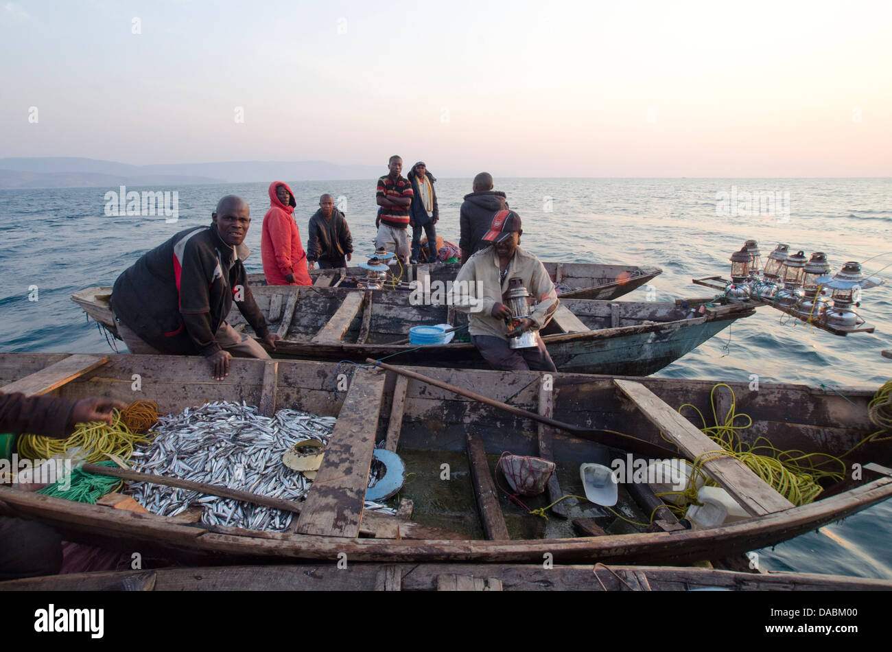 Les pêcheurs sur le lac Tanganyika pour cichlidés de pêche tôt le matin pour vendre dans le marché de poissons local, Zambie, Afrique Banque D'Images
