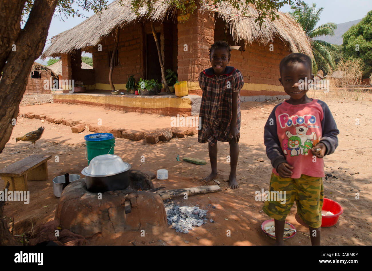 Enfants Africains dans village, Talpia, Zambie, Afrique Banque D'Images