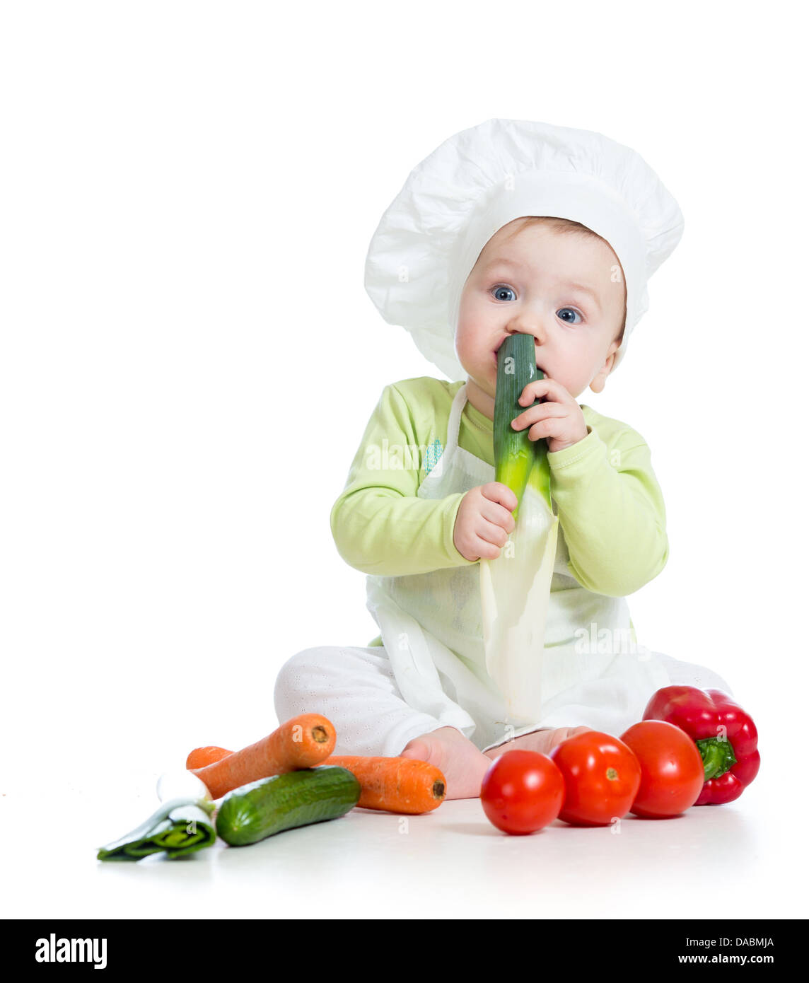 Bébé garçon portant un chapeau de chef avec des aliments sains légumes Banque D'Images