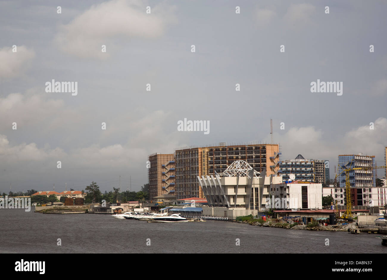 Lagos Nigeria : Lagos est la ville la plus puissante d'Afrique plus de 15 millions de personnes de l'Île Victoria (à droite) vu l'un des ponts entre à Banque D'Images