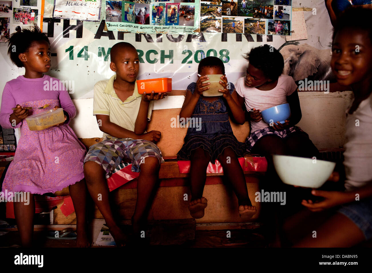 Les enfants de l'Afrique de profiter de repas avant il y leçon de danse Patricia exécute l'école de danse bénévole accueil à Langa Cape Town Afrique du Sud Banque D'Images