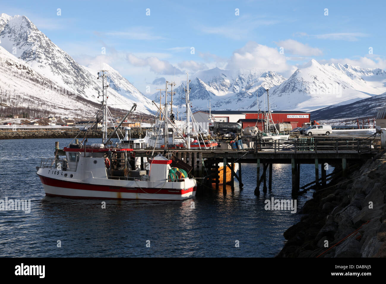 Les bateaux de pêche et des Alpes de Lyngen, Troms, Norway, Scandinavia, Europe Banque D'Images