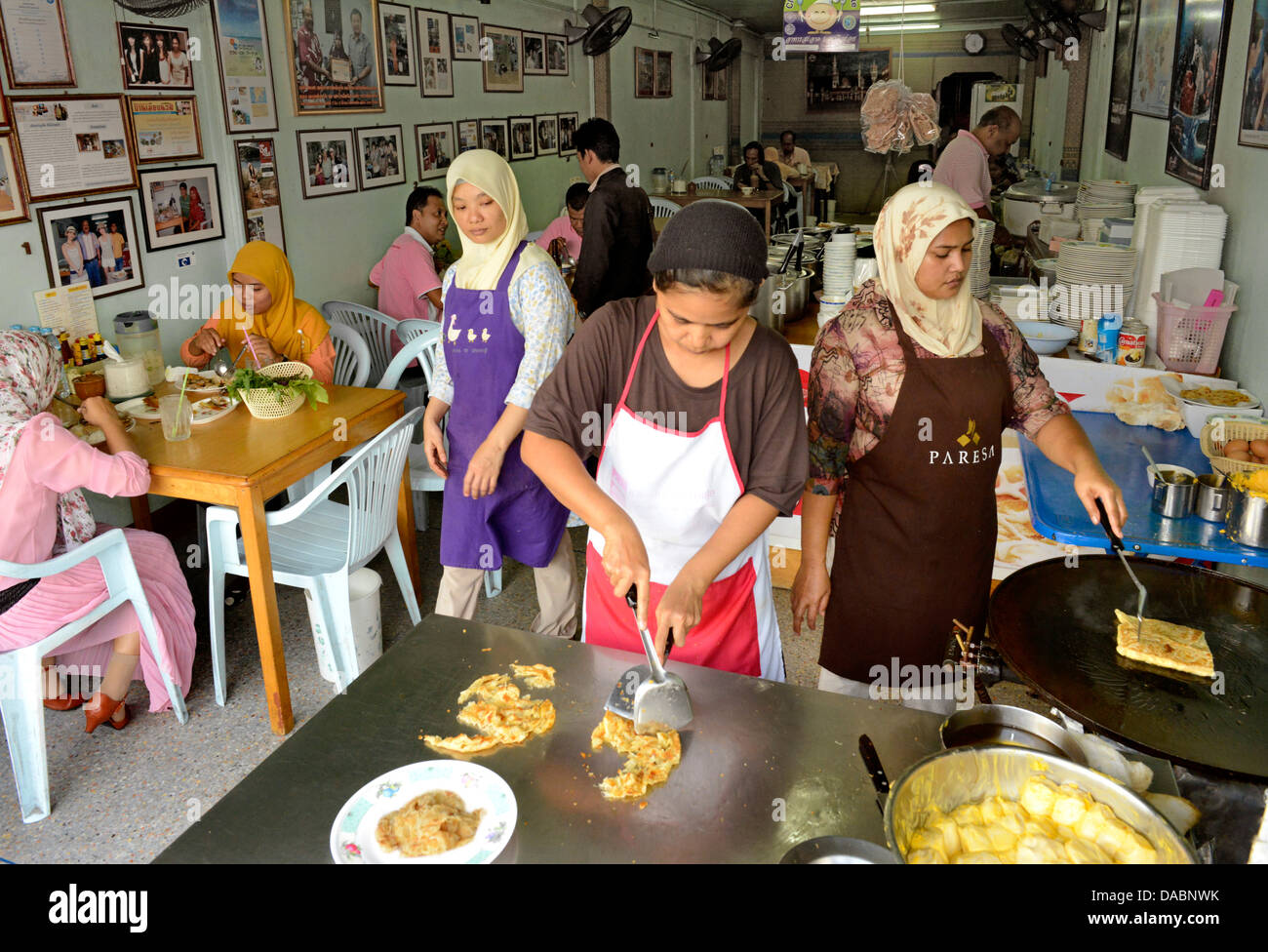 Boutique musulmane martabak servant, une sorte de crêpe, Malaysian-Indian la ville de Phuket, Thaïlande, Asie du Sud, Asie Banque D'Images