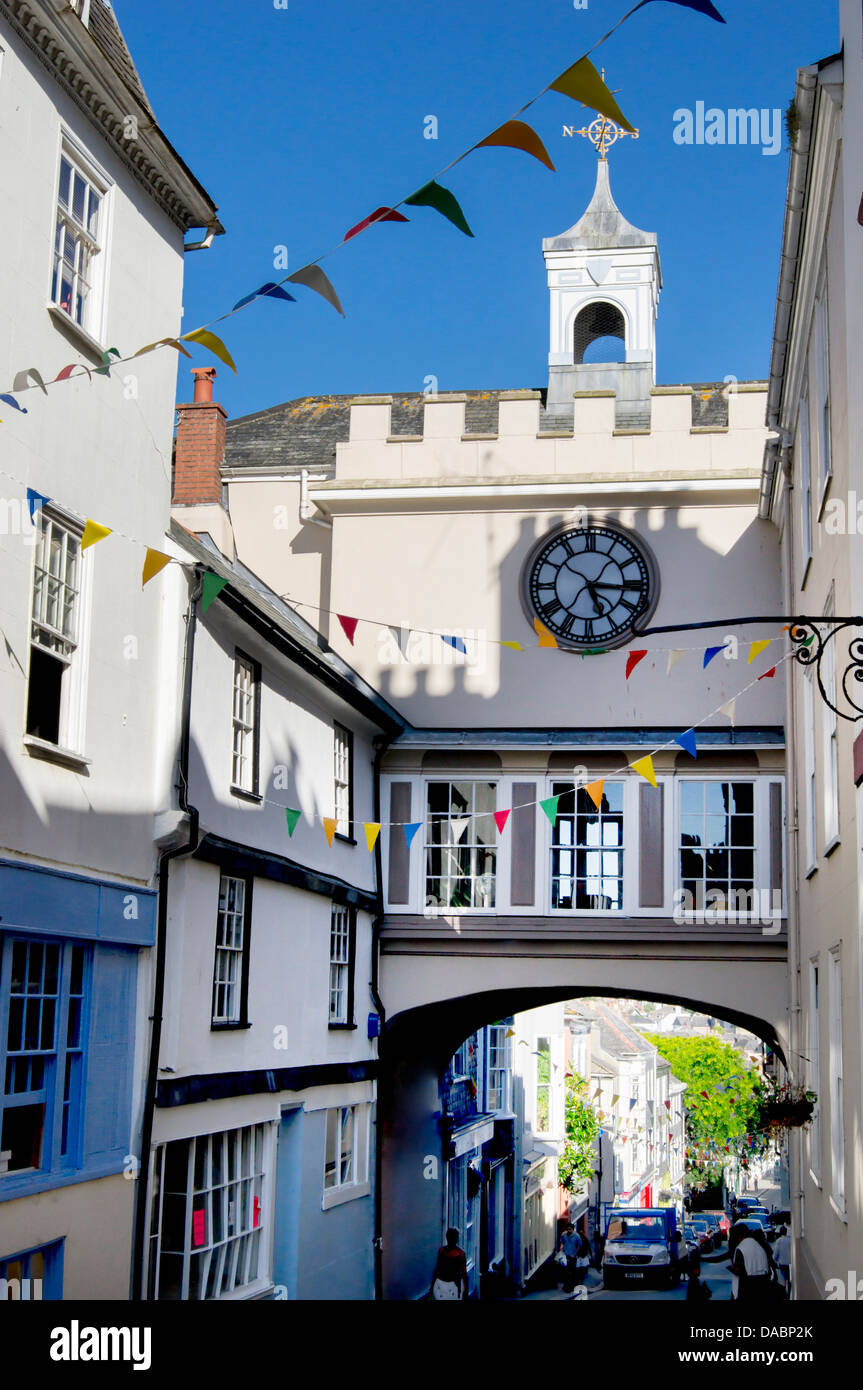 Tour de l'horloge incorporée à un pont sur la rue principale à Totnes, Devon, Angleterre, Royaume-Uni, Europe Banque D'Images