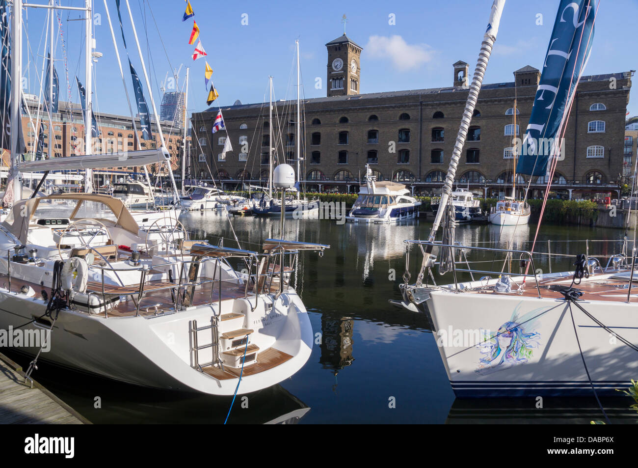 Bateau bateaux amarrés à St Katherine's Dock, Londres, Angleterre, Royaume-Uni, Europe Banque D'Images