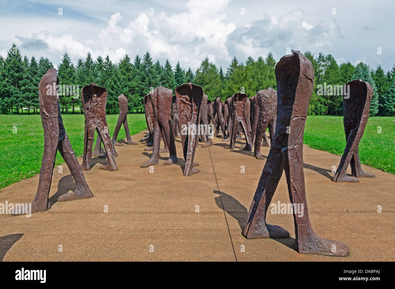 Les statues non identifiés par Magdalena Abakanowicz, Poznan, Pologne, Europe Banque D'Images