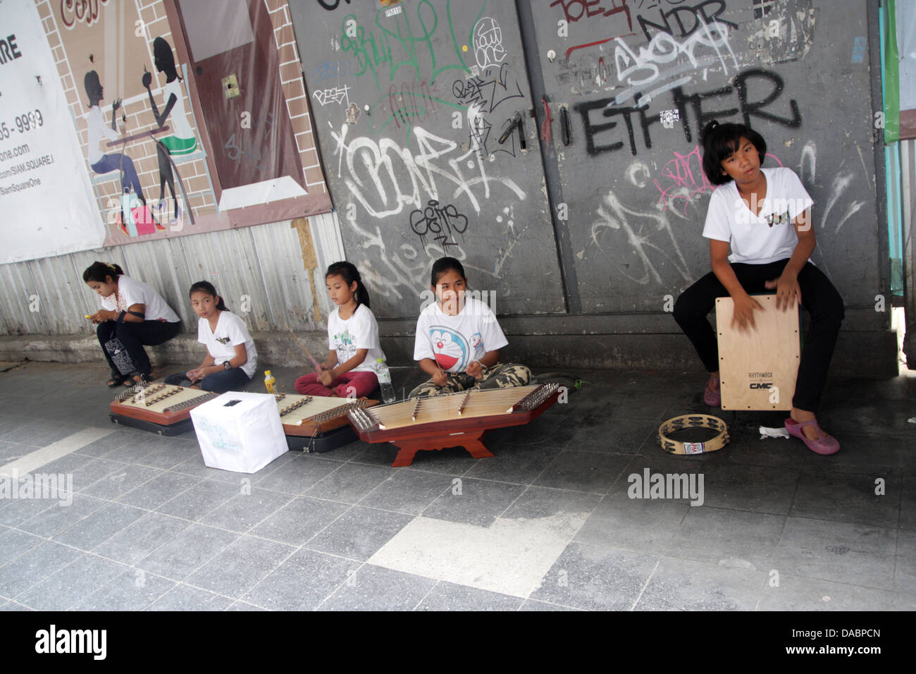 Les jeunes musiciens sur rue à Bangkok , Thaïlande Banque D'Images
