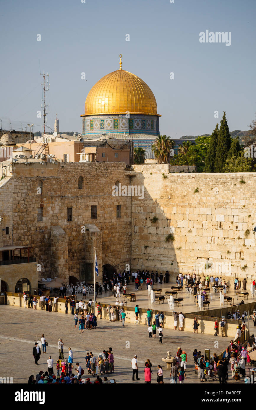 Vue sur le mur occidental (Mur des lamentations) et le dôme du Rocher mosquée, Jérusalem, Israël, Moyen Orient Banque D'Images