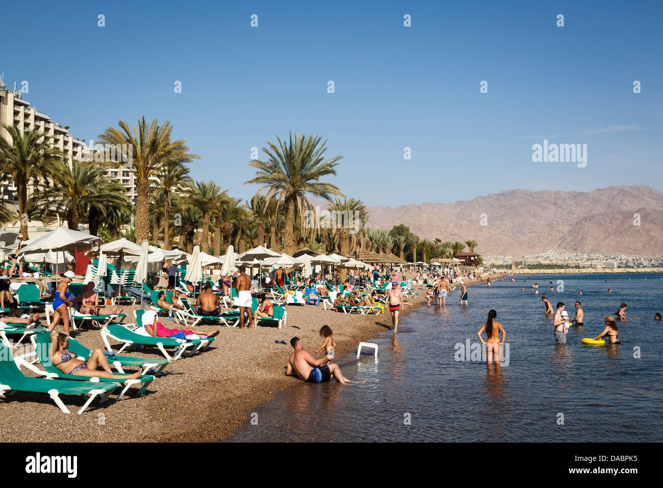 Les gens à la plage à Eilat, Israël, Moyen Orient Banque D'Images