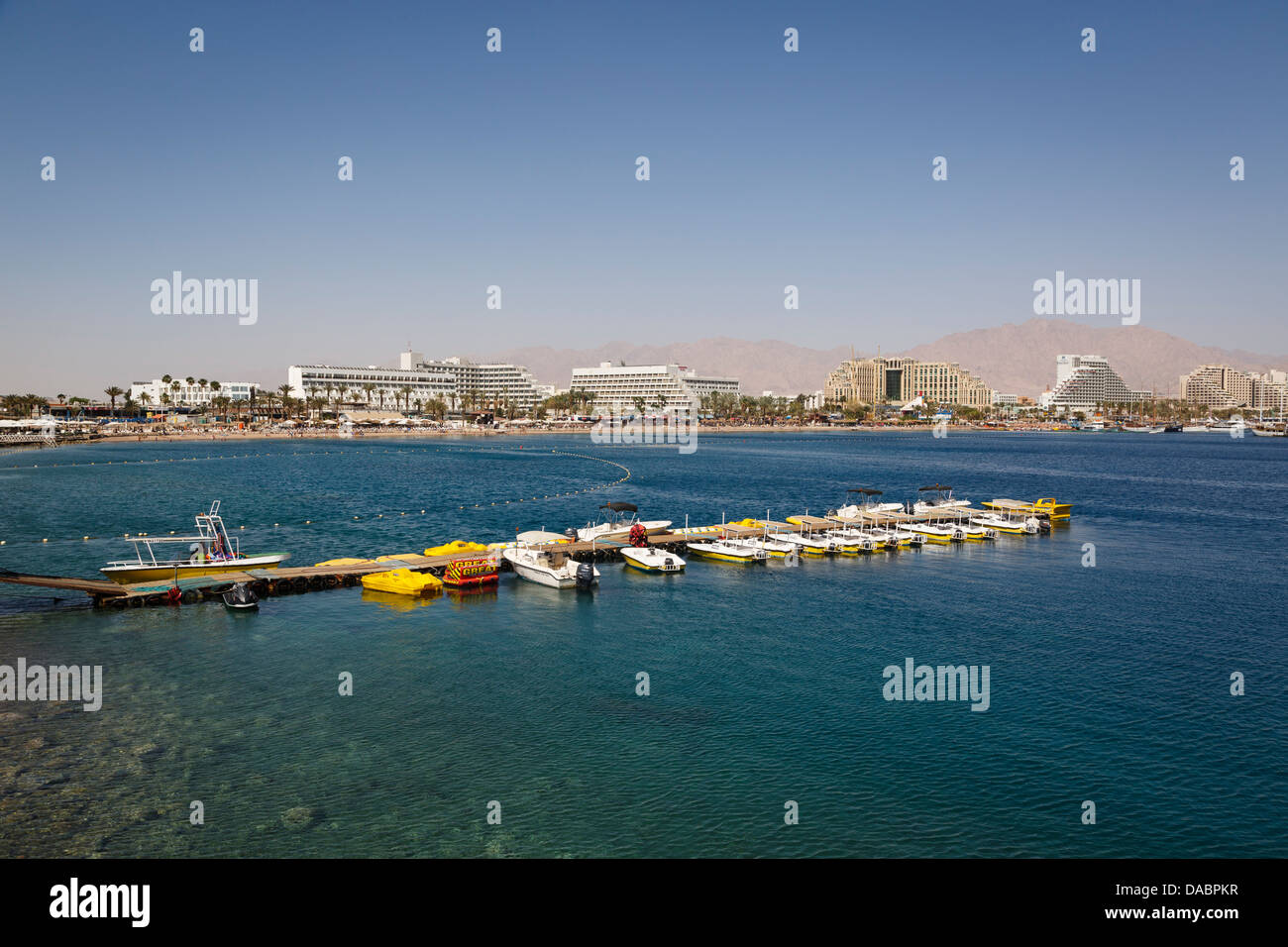 Vue sur la mer Rouge, de la plage et d'hôtels à Eilat, Israël, Moyen Orient Banque D'Images