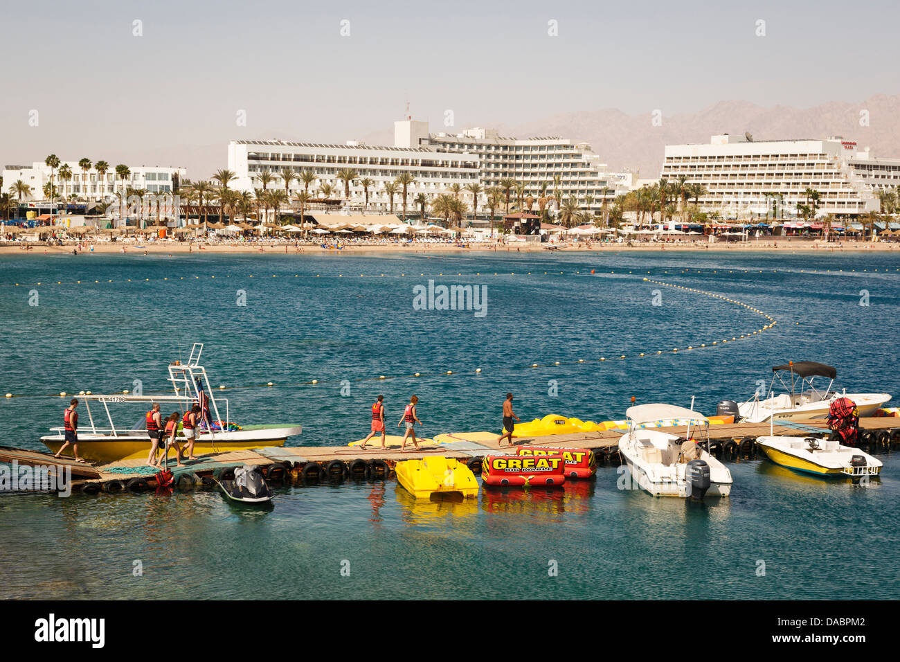 Vue sur la mer Rouge, de la plage et d'hôtels à Eilat, Israël, Moyen Orient Banque D'Images